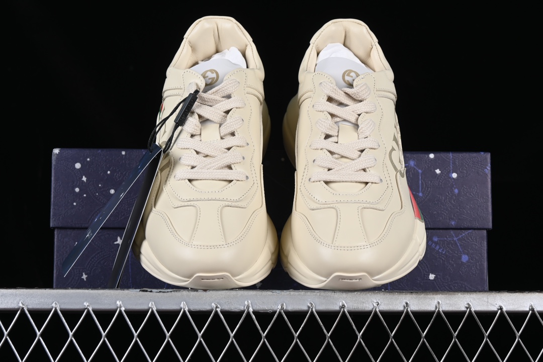 💰600渠道原装订单 Gucci Rhyton Vintage Trainer Sneaker 古驰老爹5D皮革角状复古慢跑鞋 DRW009522
#原装套装配件官方同源 全套专柜包装物及配件 右脚鞋舌和外盒标嵌入核心防伪芯片装置
#意大利手工代工厂原楦 原面小牛皮,内里小羊皮同源出厂定制真丝绸防尘鞋套袋
#原装雪梨形超软沙绒纸团 细节制造精品 专柜一致双透明贴标,尺码+长度。说明书单独贴附在外盒标上
#原装代工底厂数据复模,配比还原度98%,回弹MD中底,加耐磨TPR耐磨外底(抗磨缓震)
尺码:35 36 37 38 39 40 41 42 43 44 MBJ0