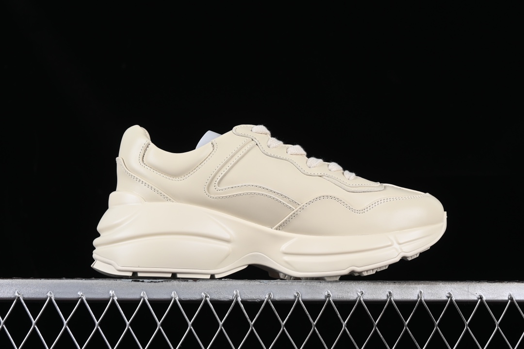 💰600渠道原装订单 Gucci Rhyton Vintage Trainer Sneaker 古驰老爹5D皮革角状复古慢跑鞋 DRW009522
#原装套装配件官方同源 全套专柜包装物及配件 右脚鞋舌和外盒标嵌入核心防伪芯片装置
#意大利手工代工厂原楦 原面小牛皮,内里小羊皮同源出厂定制真丝绸防尘鞋套袋
#原装雪梨形超软沙绒纸团 细节制造精品 专柜一致双透明贴标,尺码+长度。说明书单独贴附在外盒标上
#原装代工底厂数据复模,配比还原度98%,回弹MD中底,加耐磨TPR耐磨外底(抗磨缓震)
尺码:35 36 37 38 39 40 41 42 43 44 MBJ0