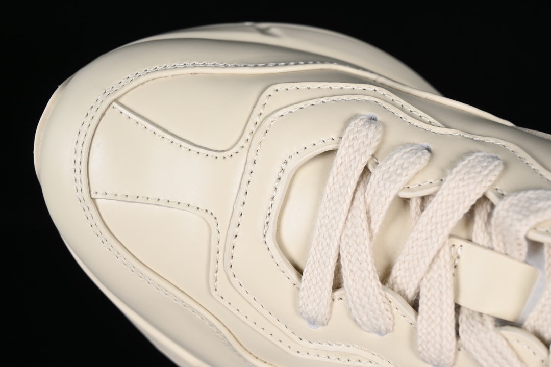 💰600渠道原装订单 Gucci Rhyton Vintage Trainer Sneaker 古驰老爹5D皮革角状复古慢跑鞋 DRW009522
#原装套装配件官方同源 全套专柜包装物及配件 右脚鞋舌和外盒标嵌入核心防伪芯片装置
#意大利手工代工厂原楦 原面小牛皮,内里小羊皮同源出厂定制真丝绸防尘鞋套袋
#原装雪梨形超软沙绒纸团 细节制造精品 专柜一致双透明贴标,尺码+长度。说明书单独贴附在外盒标上
#原装代工底厂数据复模,配比还原度98%,回弹MD中底,加耐磨TPR耐磨外底(抗磨缓震)
尺码:35 36 37 38 39 40 41 42 43 44 MBJ0