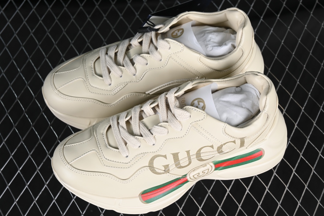 💰600渠道原装订单 Gucci Rhyton Vintage Trainer Sneaker 古驰老爹5D皮革角状复古慢跑鞋 DRW009522
#原装套装配件官方同源 全套专柜包装物及配件 右脚鞋舌和外盒标嵌入核心防伪芯片装置
#意大利手工代工厂原楦 原面小牛皮,内里小羊皮同源出厂定制真丝绸防尘鞋套袋
#原装雪梨形超软沙绒纸团 细节制造精品 专柜一致双透明贴标,尺码+长度。说明书单独贴附在外盒标上
#原装代工底厂数据复模,配比还原度98%,回弹MD中底,加耐磨TPR耐磨外底(抗磨缓震)
尺码:35 36 37 38 39 40 41 42 43 44 MBJ0