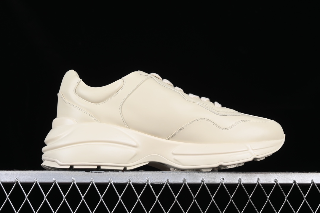 💰590纯原
渠道原装订单 Gucci Rhyton Vintage Trainer Sneaker 古驰老爹5D皮革角状复古慢跑鞋 UPG709567
#原装套装配件官方同源 全套专柜包装物及配件 右脚鞋舌和外盒标嵌入核心防伪芯片装置
#意大利手工代工厂原楦 原面小牛皮,内里小羊皮同源出厂定制真丝绸防尘鞋套袋
#原装雪梨形超软沙绒纸团 细节制造精品 专柜一致双透明贴标,尺码+长度。说明书单独贴附在外盒标上
#原装代工底厂数据复模,配比还原度98%,回弹MD中底,加耐磨TPR耐磨外底(抗磨缓震)
尺码:35 36 37 38 39 40 41 42 43 44 MBJ0