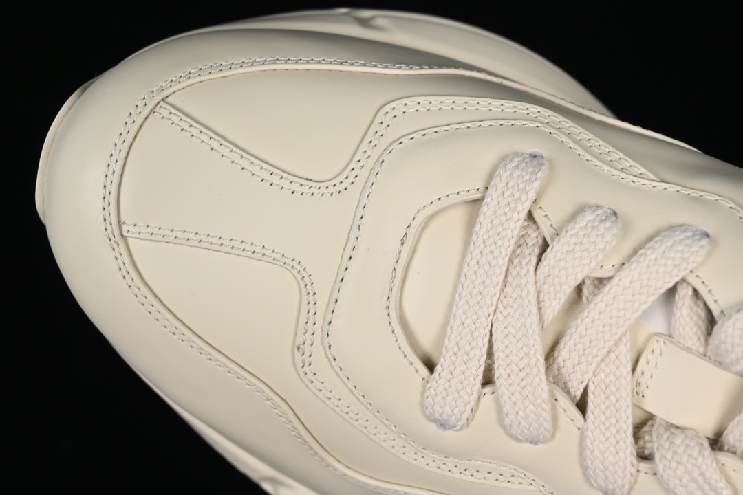 💰590纯原
渠道原装订单 Gucci Rhyton Vintage Trainer Sneaker 古驰老爹5D皮革角状复古慢跑鞋 UPG709567
#原装套装配件官方同源 全套专柜包装物及配件 右脚鞋舌和外盒标嵌入核心防伪芯片装置
#意大利手工代工厂原楦 原面小牛皮,内里小羊皮同源出厂定制真丝绸防尘鞋套袋
#原装雪梨形超软沙绒纸团 细节制造精品 专柜一致双透明贴标,尺码+长度。说明书单独贴附在外盒标上
#原装代工底厂数据复模,配比还原度98%,回弹MD中底,加耐磨TPR耐磨外底(抗磨缓震)
尺码:35 36 37 38 39 40 41 42 43 44 MBJ0