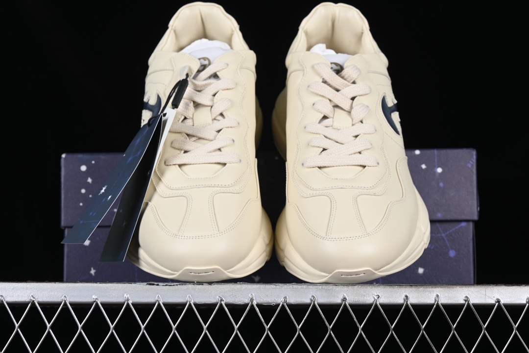 💰590纯原
渠道原装订单 Gucci Rhyton Vintage Trainer Sneaker 古驰老爹5D皮革角状复古慢跑鞋 UPG709567
#原装套装配件官方同源 全套专柜包装物及配件 右脚鞋舌和外盒标嵌入核心防伪芯片装置
#意大利手工代工厂原楦 原面小牛皮,内里小羊皮同源出厂定制真丝绸防尘鞋套袋
#原装雪梨形超软沙绒纸团 细节制造精品 专柜一致双透明贴标,尺码+长度。说明书单独贴附在外盒标上
#原装代工底厂数据复模,配比还原度98%,回弹MD中底,加耐磨TPR耐磨外底(抗磨缓震)
尺码:35 36 37 38 39 40 41 42 43 44 MBJ0