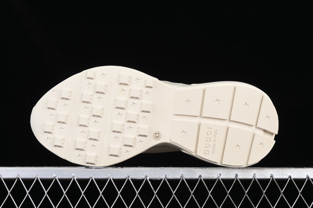 💰590纯原
渠道原装订单 Gucci Rhyton Vintage Trainer Sneaker 古驰老爹5D皮革角状复古慢跑鞋 UPG709567
#原装套装配件官方同源 全套专柜包装物及配件 右脚鞋舌和外盒标嵌入核心防伪芯片装置
#意大利手工代工厂原楦 原面小牛皮,内里小羊皮同源出厂定制真丝绸防尘鞋套袋
#原装雪梨形超软沙绒纸团 细节制造精品 专柜一致双透明贴标,尺码+长度。说明书单独贴附在外盒标上
#原装代工底厂数据复模,配比还原度98%,回弹MD中底,加耐磨TPR耐磨外底(抗磨缓震)
尺码:35 36 37 38 39 40 41 42 43 44 MBJ0