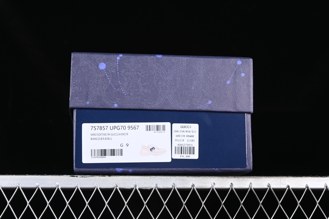 💰590纯原
渠道原装订单 Gucci Rhyton Vintage Trainer Sneaker 古驰老爹5D皮革角状复古慢跑鞋 UPG709567
#原装套装配件官方同源 全套专柜包装物及配件 右脚鞋舌和外盒标嵌入核心防伪芯片装置
#意大利手工代工厂原楦 原面小牛皮,内里小羊皮同源出厂定制真丝绸防尘鞋套袋
#原装雪梨形超软沙绒纸团 细节制造精品 专柜一致双透明贴标,尺码+长度。说明书单独贴附在外盒标上
#原装代工底厂数据复模,配比还原度98%,回弹MD中底,加耐磨TPR耐磨外底(抗磨缓震)
尺码:35 36 37 38 39 40 41 42 43 44 MBJ0