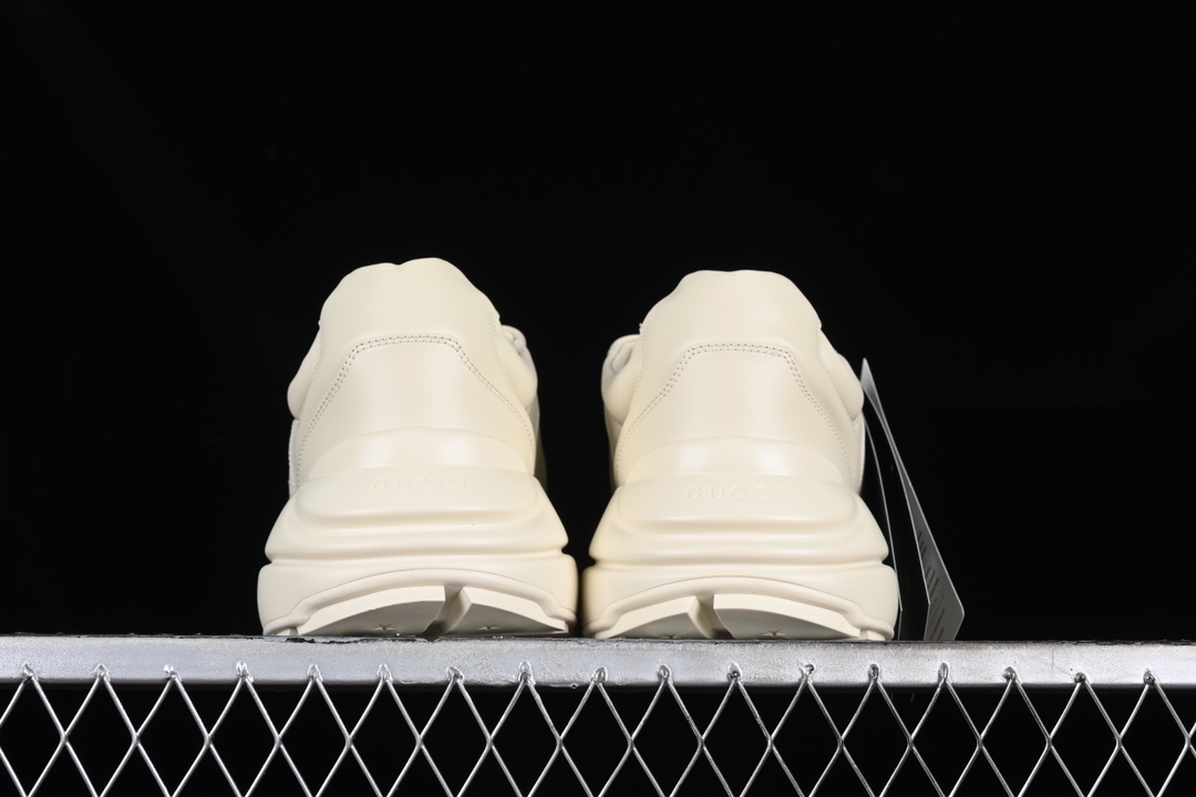 💰590纯原
渠道原装订单 Gucci Rhyton Vintage Trainer Sneaker 古驰老爹5D皮革角状复古慢跑鞋 UPG709567
#原装套装配件官方同源 全套专柜包装物及配件 右脚鞋舌和外盒标嵌入核心防伪芯片装置
#意大利手工代工厂原楦 原面小牛皮,内里小羊皮同源出厂定制真丝绸防尘鞋套袋
#原装雪梨形超软沙绒纸团 细节制造精品 专柜一致双透明贴标,尺码+长度。说明书单独贴附在外盒标上
#原装代工底厂数据复模,配比还原度98%,回弹MD中底,加耐磨TPR耐磨外底(抗磨缓震)
尺码:35 36 37 38 39 40 41 42 43 44 MBJ0