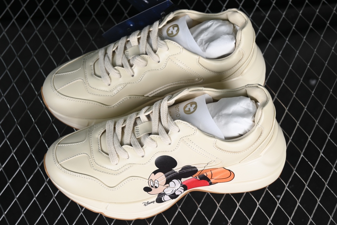 💰590渠道原装订单 Gucci Rhyton Vintage Trainer Sneaker 古驰老爹5D皮革角状复古慢跑鞋 DRW009522
#原装套装配件官方同源 全套专柜包装物及配件 右脚鞋舌和外盒标嵌入核心防伪芯片装置
#意大利手工代工厂原楦 原面小牛皮,内里小羊皮同源出厂定制真丝绸防尘鞋套袋
#原装雪梨形超软沙绒纸团 细节制造精品 专柜一致双透明贴标,尺码+长度。说明书单独贴附在外盒标上
#原装代工底厂数据复模,配比还原度98%,回弹MD中底,加耐磨TPR耐磨外底(抗磨缓震)
尺码:35 36 37 38 39 40 41 42 43 44 MBJ0
