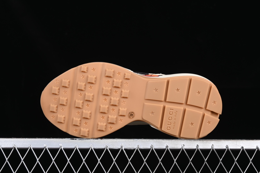 💰590渠道原装订单 Gucci Rhyton Vintage Trainer Sneaker 古驰老爹5D皮革角状复古慢跑鞋 DRW009522
#原装套装配件官方同源 全套专柜包装物及配件 右脚鞋舌和外盒标嵌入核心防伪芯片装置
#意大利手工代工厂原楦 原面小牛皮,内里小羊皮同源出厂定制真丝绸防尘鞋套袋
#原装雪梨形超软沙绒纸团 细节制造精品 专柜一致双透明贴标,尺码+长度。说明书单独贴附在外盒标上
#原装代工底厂数据复模,配比还原度98%,回弹MD中底,加耐磨TPR耐磨外底(抗磨缓震)
尺码:35 36 37 38 39 40 41 42 43 44 MBJ0