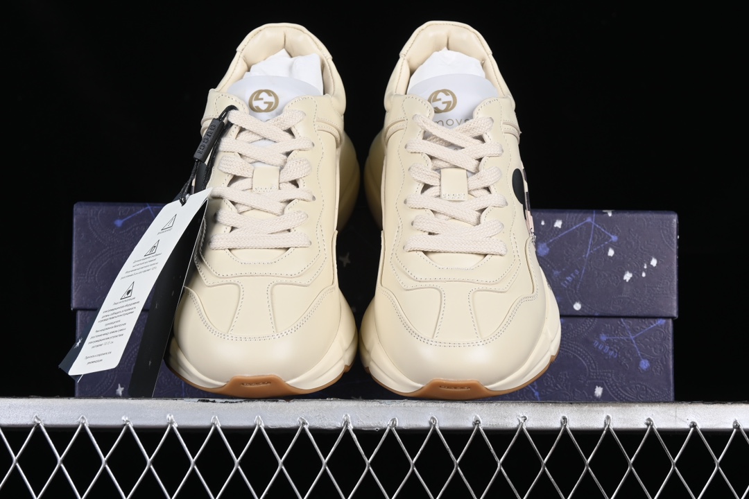 💰590渠道原装订单 Gucci Rhyton Vintage Trainer Sneaker 古驰老爹5D皮革角状复古慢跑鞋 DRW009522
#原装套装配件官方同源 全套专柜包装物及配件 右脚鞋舌和外盒标嵌入核心防伪芯片装置
#意大利手工代工厂原楦 原面小牛皮,内里小羊皮同源出厂定制真丝绸防尘鞋套袋
#原装雪梨形超软沙绒纸团 细节制造精品 专柜一致双透明贴标,尺码+长度。说明书单独贴附在外盒标上
#原装代工底厂数据复模,配比还原度98%,回弹MD中底,加耐磨TPR耐磨外底(抗磨缓震)
尺码:35 36 37 38 39 40 41 42 43 44 MBJ0