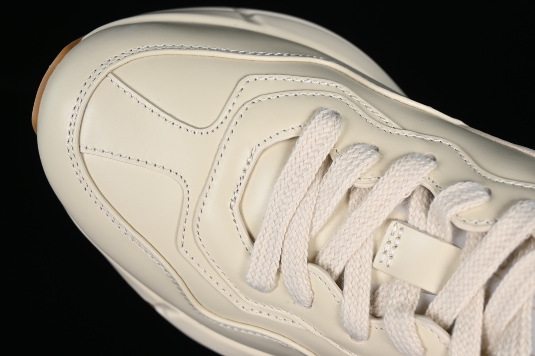 💰590渠道原装订单 Gucci Rhyton Vintage Trainer Sneaker 古驰老爹5D皮革角状复古慢跑鞋 DRW009522
#原装套装配件官方同源 全套专柜包装物及配件 右脚鞋舌和外盒标嵌入核心防伪芯片装置
#意大利手工代工厂原楦 原面小牛皮,内里小羊皮同源出厂定制真丝绸防尘鞋套袋
#原装雪梨形超软沙绒纸团 细节制造精品 专柜一致双透明贴标,尺码+长度。说明书单独贴附在外盒标上
#原装代工底厂数据复模,配比还原度98%,回弹MD中底,加耐磨TPR耐磨外底(抗磨缓震)
尺码:35 36 37 38 39 40 41 42 43 44 MBJ0