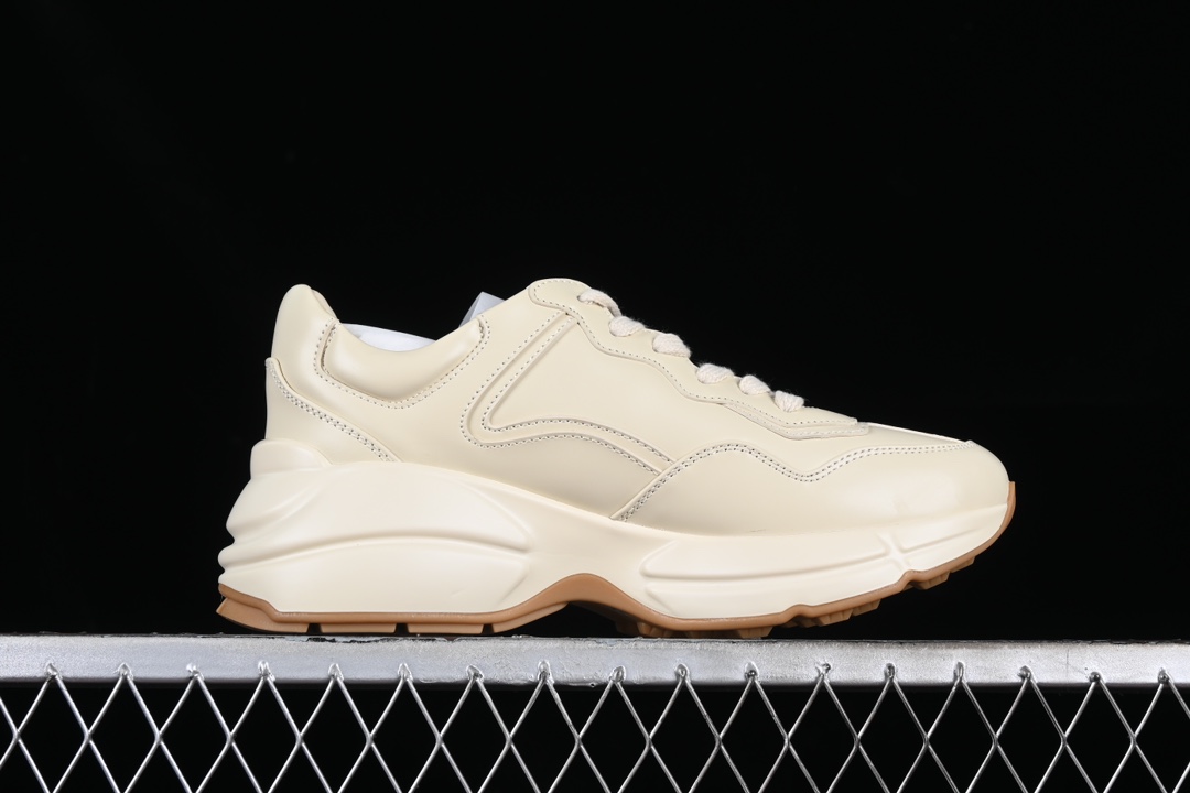 💰590渠道原装订单 Gucci Rhyton Vintage Trainer Sneaker 古驰老爹5D皮革角状复古慢跑鞋 DRW009522
#原装套装配件官方同源 全套专柜包装物及配件 右脚鞋舌和外盒标嵌入核心防伪芯片装置
#意大利手工代工厂原楦 原面小牛皮,内里小羊皮同源出厂定制真丝绸防尘鞋套袋
#原装雪梨形超软沙绒纸团 细节制造精品 专柜一致双透明贴标,尺码+长度。说明书单独贴附在外盒标上
#原装代工底厂数据复模,配比还原度98%,回弹MD中底,加耐磨TPR耐磨外底(抗磨缓震)
尺码:35 36 37 38 39 40 41 42 43 44 MBJ0