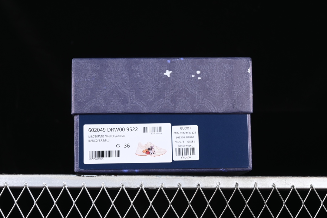 💰590渠道原装订单 Gucci Rhyton Vintage Trainer Sneaker 古驰老爹5D皮革角状复古慢跑鞋 DRW009522
#原装套装配件官方同源 全套专柜包装物及配件 右脚鞋舌和外盒标嵌入核心防伪芯片装置
#意大利手工代工厂原楦 原面小牛皮,内里小羊皮同源出厂定制真丝绸防尘鞋套袋
#原装雪梨形超软沙绒纸团 细节制造精品 专柜一致双透明贴标,尺码+长度。说明书单独贴附在外盒标上
#原装代工底厂数据复模,配比还原度98%,回弹MD中底,加耐磨TPR耐磨外底(抗磨缓震)
尺码:35 36 37 38 39 40 41 42 43 44 MBJ0