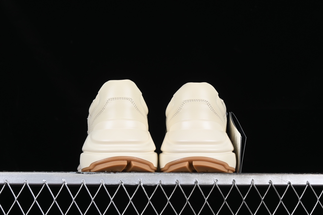 💰590渠道原装订单 Gucci Rhyton Vintage Trainer Sneaker 古驰老爹5D皮革角状复古慢跑鞋 DRW009522
#原装套装配件官方同源 全套专柜包装物及配件 右脚鞋舌和外盒标嵌入核心防伪芯片装置
#意大利手工代工厂原楦 原面小牛皮,内里小羊皮同源出厂定制真丝绸防尘鞋套袋
#原装雪梨形超软沙绒纸团 细节制造精品 专柜一致双透明贴标,尺码+长度。说明书单独贴附在外盒标上
#原装代工底厂数据复模,配比还原度98%,回弹MD中底,加耐磨TPR耐磨外底(抗磨缓震)
尺码:35 36 37 38 39 40 41 42 43 44 MBJ0