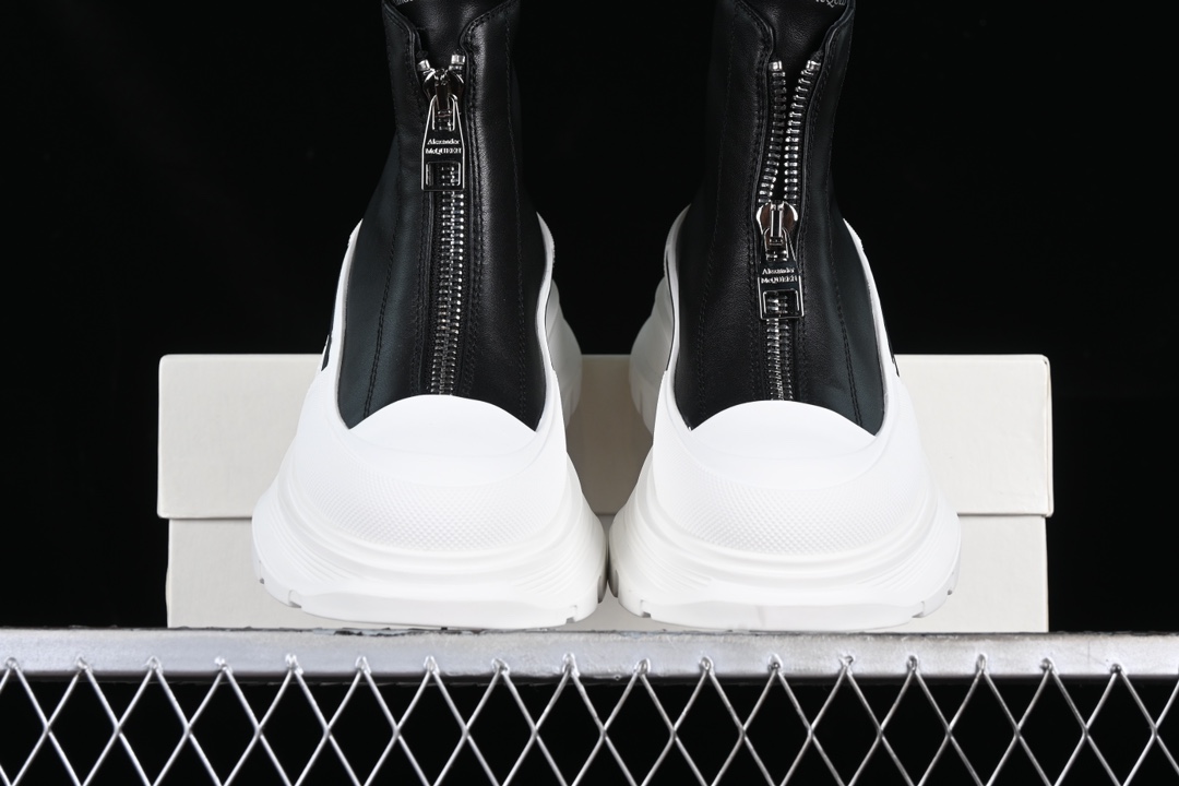 💰480顶级版本 Alexander McQueen 麦昆 2023秋冬新款 Tread Slick 前拉链短靴
#原版1:1开发 TPU几层组合大底 水染羊皮内里 牛皮垫脚垫脚
尺码：35 36 37 38 39 40 T.E5