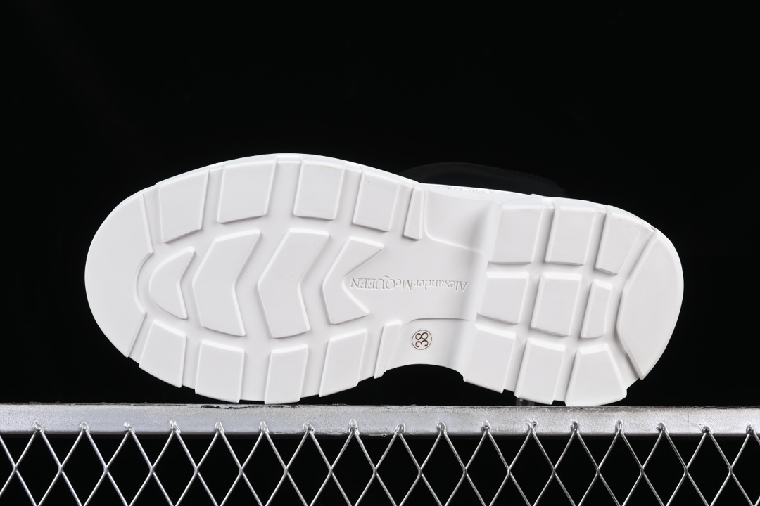 💰480顶级版本 Alexander McQueen 麦昆 2023秋冬新款 Tread Slick 前拉链短靴
#原版1:1开发 TPU几层组合大底 水染羊皮内里 牛皮垫脚垫脚
尺码：35 36 37 38 39 40 T.E5