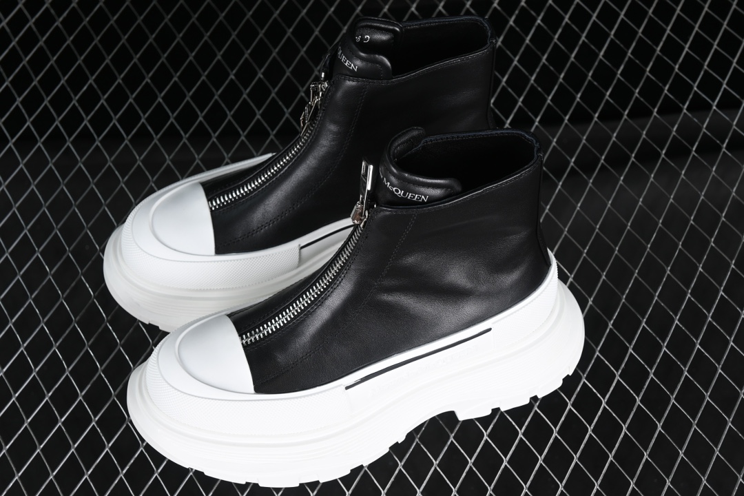 💰480顶级版本 Alexander McQueen 麦昆 2023秋冬新款 Tread Slick 前拉链短靴
#原版1:1开发 TPU几层组合大底 水染羊皮内里 牛皮垫脚垫脚
尺码：35 36 37 38 39 40 T.E5