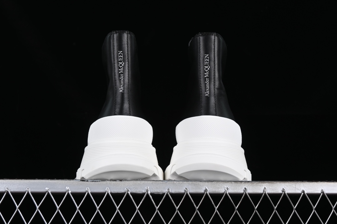💰480顶级版本 Alexander McQueen 麦昆 2023秋冬新款 Tread Slick 前拉链短靴
#原版1:1开发 TPU几层组合大底 水染羊皮内里 牛皮垫脚垫脚
尺码：35 36 37 38 39 40 T.E5