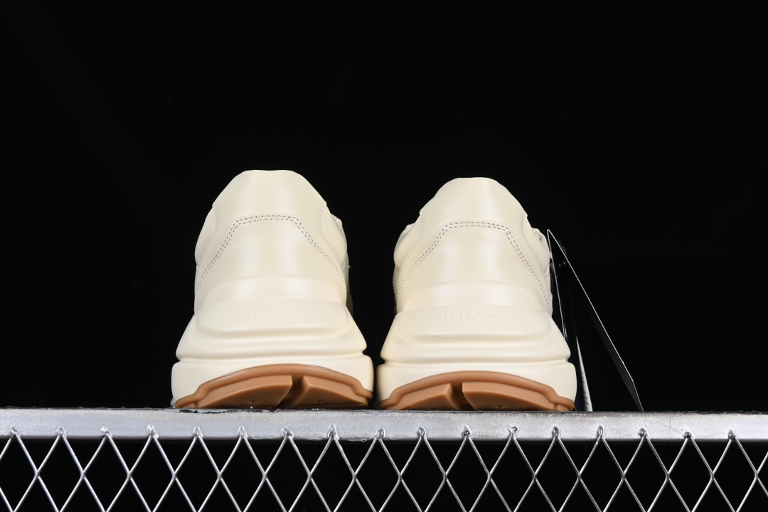 💰600渠道原装订单 Gucci Rhyton Vintage Trainer Sneaker 古驰老爹5D皮革角状复古慢跑鞋 2SH009522
#原装套装配件官方同源 全套专柜包装物及配件 右脚鞋舌和外盒标嵌入核心防伪芯片装置
#意大利手工代工厂原楦 原面小牛皮,内里小羊皮同源出厂定制真丝绸防尘鞋套袋
#原装雪梨形超软沙绒纸团 细节制造精品 专柜一致双透明贴标,尺码+长度。说明书单独贴附在外盒标上
#原装代工底厂数据复模,配比还原度98%,回弹MD中底,加耐磨TPR耐磨外底(抗磨缓震)
尺码:35 36 37 38 39 40 41 42 43 44 MBJ0