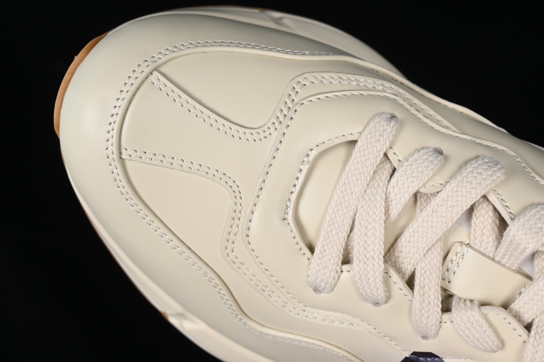 💰600渠道原装订单 Gucci Rhyton Vintage Trainer Sneaker 古驰老爹5D皮革角状复古慢跑鞋 2SH009522
#原装套装配件官方同源 全套专柜包装物及配件 右脚鞋舌和外盒标嵌入核心防伪芯片装置
#意大利手工代工厂原楦 原面小牛皮,内里小羊皮同源出厂定制真丝绸防尘鞋套袋
#原装雪梨形超软沙绒纸团 细节制造精品 专柜一致双透明贴标,尺码+长度。说明书单独贴附在外盒标上
#原装代工底厂数据复模,配比还原度98%,回弹MD中底,加耐磨TPR耐磨外底(抗磨缓震)
尺码:35 36 37 38 39 40 41 42 43 44 MBJ0