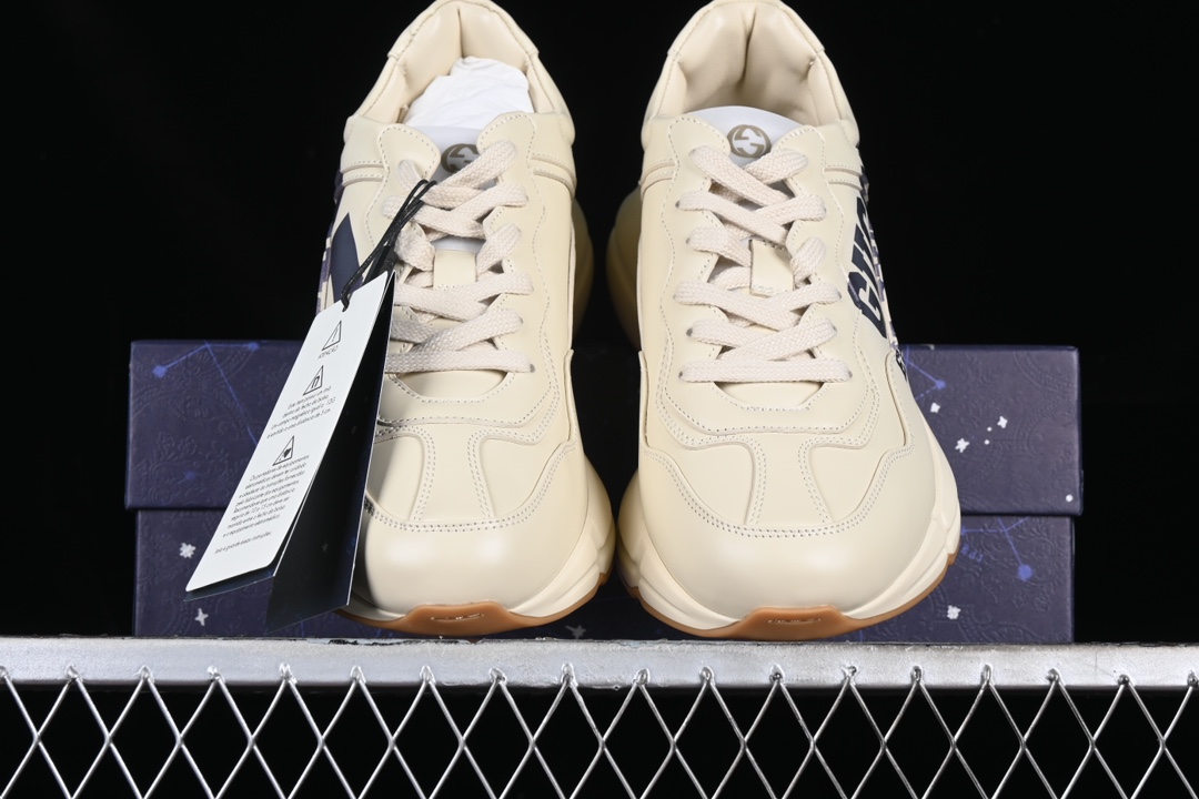 💰600渠道原装订单 Gucci Rhyton Vintage Trainer Sneaker 古驰老爹5D皮革角状复古慢跑鞋 2SH009522
#原装套装配件官方同源 全套专柜包装物及配件 右脚鞋舌和外盒标嵌入核心防伪芯片装置
#意大利手工代工厂原楦 原面小牛皮,内里小羊皮同源出厂定制真丝绸防尘鞋套袋
#原装雪梨形超软沙绒纸团 细节制造精品 专柜一致双透明贴标,尺码+长度。说明书单独贴附在外盒标上
#原装代工底厂数据复模,配比还原度98%,回弹MD中底,加耐磨TPR耐磨外底(抗磨缓震)
尺码:35 36 37 38 39 40 41 42 43 44 MBJ0