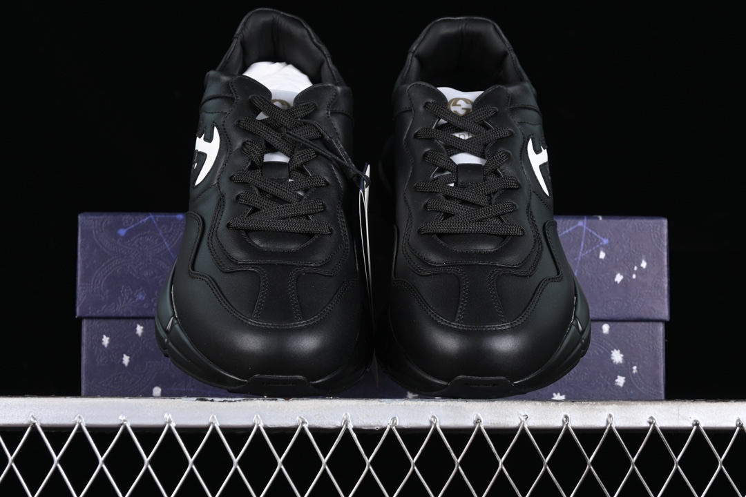 💰600 渠道原装订单 Gucci Rhyton Vintage Trainer Sneaker 古驰老爹5D皮革角状复古慢跑鞋 UPG701057
#原装套装配件官方同源 全套专柜包装物及配件 右脚鞋舌和外盒标嵌入核心防伪芯片装置
#意大利手工代工厂原楦 原面小牛皮,内里小羊皮同源出厂定制真丝绸防尘鞋套袋
#原装雪梨形超软沙绒纸团 细节制造精品 专柜一致双透明贴标,尺码+长度。说明书单独贴附在外盒标上
#原装代工底厂数据复模,配比还原度98%,回弹MD中底,加耐磨TPR耐磨外底(抗磨缓震)
尺码:35 36 37 38 39 40 41 42 43 44 MBJ0
