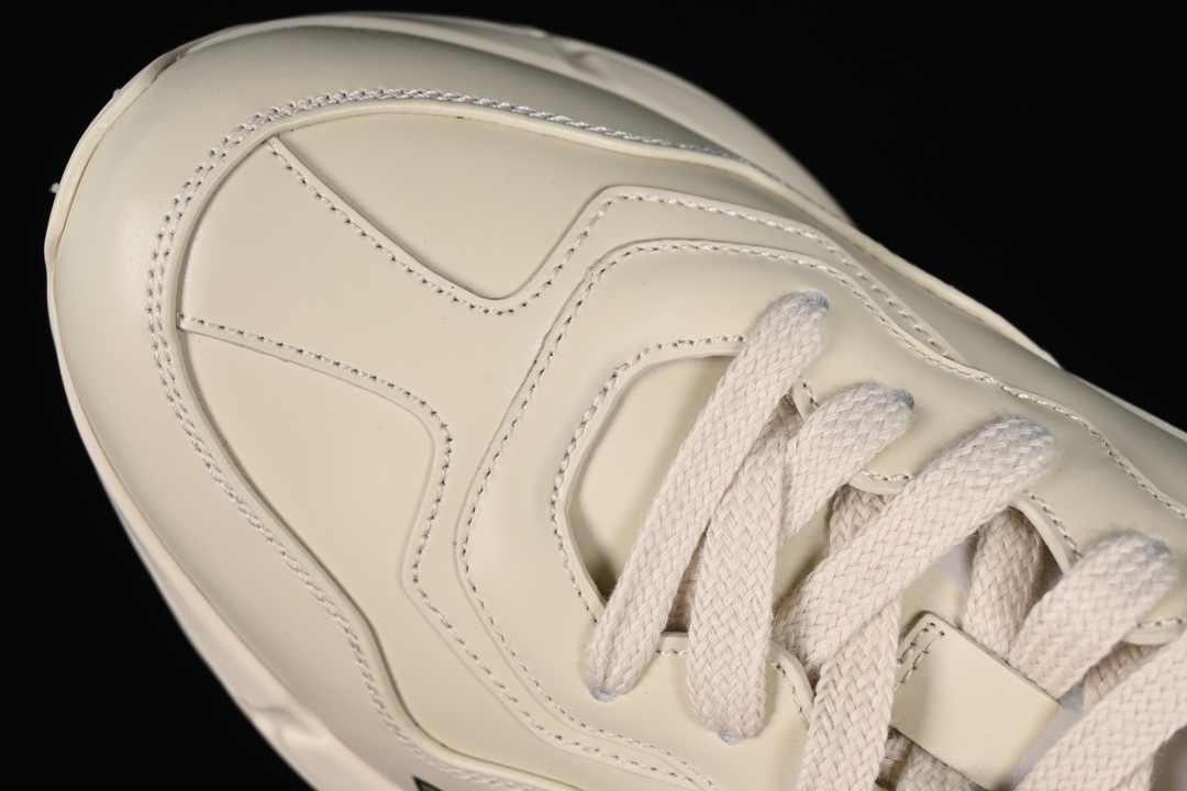 💰600 渠道原装订单 Gucci Rhyton Vintage Trainer Sneaker 古驰老爹5D皮革角状复古慢跑鞋 DRW009522
#原装套装配件官方同源 全套专柜包装物及配件 右脚鞋舌和外盒标嵌入核心防伪芯片装置
#意大利手工代工厂原楦 原面小牛皮,内里小羊皮同源出厂定制真丝绸防尘鞋套袋
#原装雪梨形超软沙绒纸团 细节制造精品 专柜一致双透明贴标,尺码+长度。说明书单独贴附在外盒标上
#原装代工底厂数据复模,配比还原度98%,回弹MD中底,加耐磨TPR耐磨外底(抗磨缓震)
尺码:35 36 37 38 39 MBJ0