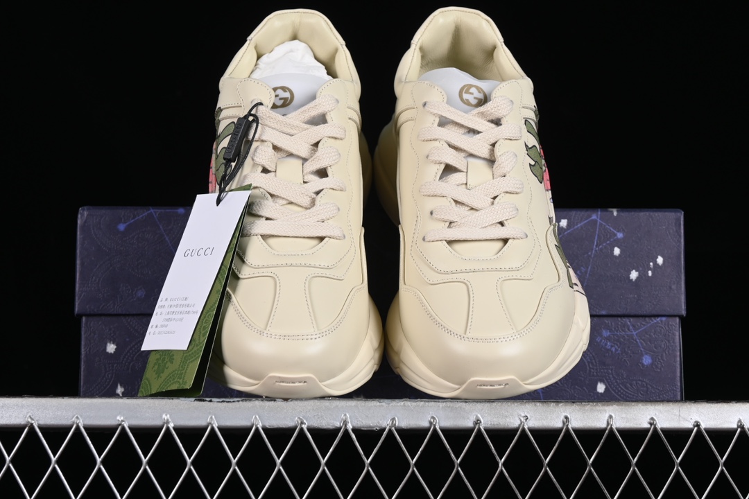 💰600 渠道原装订单 Gucci Rhyton Vintage Trainer Sneaker 古驰老爹5D皮革角状复古慢跑鞋 DRW009522
#原装套装配件官方同源 全套专柜包装物及配件 右脚鞋舌和外盒标嵌入核心防伪芯片装置
#意大利手工代工厂原楦 原面小牛皮,内里小羊皮同源出厂定制真丝绸防尘鞋套袋
#原装雪梨形超软沙绒纸团 细节制造精品 专柜一致双透明贴标,尺码+长度。说明书单独贴附在外盒标上
#原装代工底厂数据复模,配比还原度98%,回弹MD中底,加耐磨TPR耐磨外底(抗磨缓震)
尺码:35 36 37 38 39 MBJ0