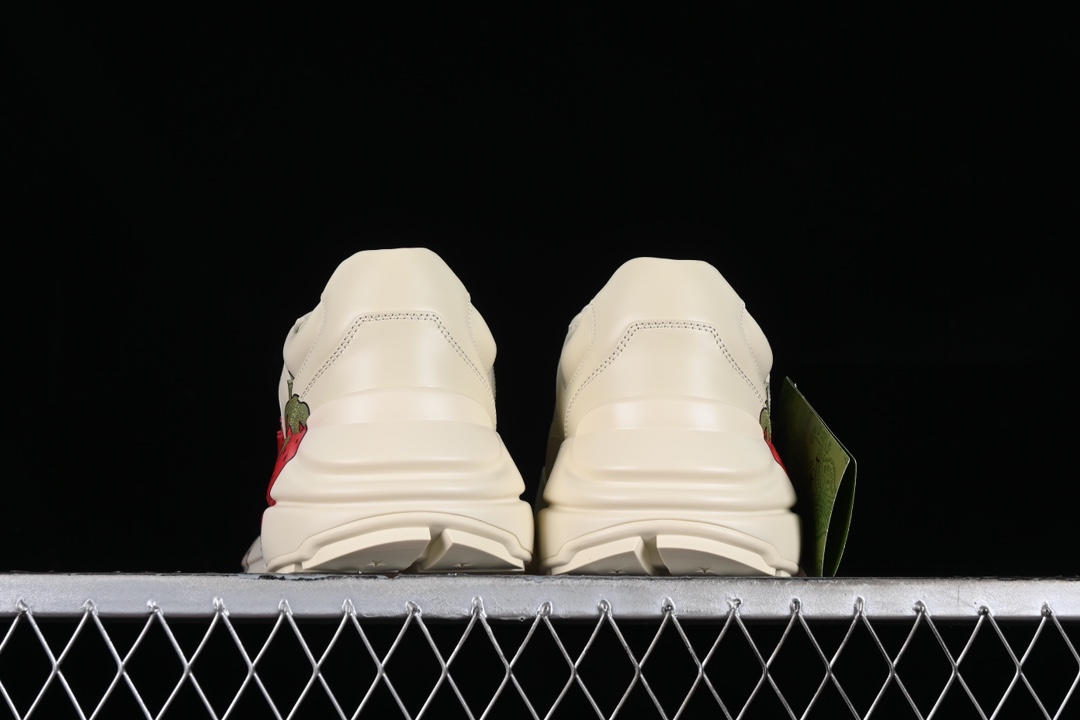 💰600 渠道原装订单 Gucci Rhyton Vintage Trainer Sneaker 古驰老爹5D皮革角状复古慢跑鞋 DRW009522
#原装套装配件官方同源 全套专柜包装物及配件 右脚鞋舌和外盒标嵌入核心防伪芯片装置
#意大利手工代工厂原楦 原面小牛皮,内里小羊皮同源出厂定制真丝绸防尘鞋套袋
#原装雪梨形超软沙绒纸团 细节制造精品 专柜一致双透明贴标,尺码+长度。说明书单独贴附在外盒标上
#原装代工底厂数据复模,配比还原度98%,回弹MD中底,加耐磨TPR耐磨外底(抗磨缓震)
尺码:35 36 37 38 39 MBJ0