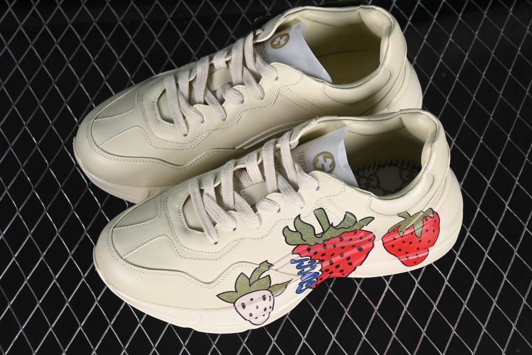 💰600 渠道原装订单 Gucci Rhyton Vintage Trainer Sneaker 古驰老爹5D皮革角状复古慢跑鞋 DRW009522
#原装套装配件官方同源 全套专柜包装物及配件 右脚鞋舌和外盒标嵌入核心防伪芯片装置
#意大利手工代工厂原楦 原面小牛皮,内里小羊皮同源出厂定制真丝绸防尘鞋套袋
#原装雪梨形超软沙绒纸团 细节制造精品 专柜一致双透明贴标,尺码+长度。说明书单独贴附在外盒标上
#原装代工底厂数据复模,配比还原度98%,回弹MD中底,加耐磨TPR耐磨外底(抗磨缓震)
尺码:35 36 37 38 39 MBJ0