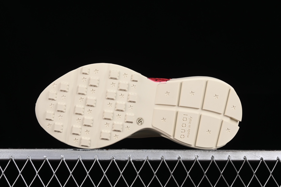 💰600 渠道原装订单 Gucci Rhyton Vintage Trainer Sneaker 古驰老爹5D皮革角状复古慢跑鞋 DRW009522
#原装套装配件官方同源 全套专柜包装物及配件 右脚鞋舌和外盒标嵌入核心防伪芯片装置
#意大利手工代工厂原楦 原面小牛皮,内里小羊皮同源出厂定制真丝绸防尘鞋套袋
#原装雪梨形超软沙绒纸团 细节制造精品 专柜一致双透明贴标,尺码+长度。说明书单独贴附在外盒标上
#原装代工底厂数据复模,配比还原度98%,回弹MD中底,加耐磨TPR耐磨外底(抗磨缓震)
尺码:35 36 37 38 39 MBJ0