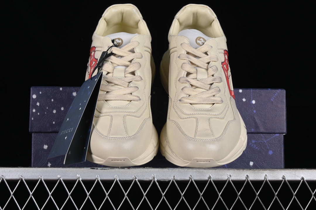 💰600渠道原装订单 Gucci Rhyton Vintage Trainer Sneaker 古驰老爹5D皮革角状复古慢跑鞋 A9L009522
#原装套装配件官方同源 全套专柜包装物及配件 右脚鞋舌和外盒标嵌入核心防伪芯片装置
#意大利手工代工厂原楦 原面小牛皮,内里小羊皮同源出厂定制真丝绸防尘鞋套袋
#原装雪梨形超软沙绒纸团 细节制造精品 专柜一致双透明贴标,尺码+长度。说明书单独贴附在外盒标上
#原装代工底厂数据复模,配比还原度98%,回弹MD中底,加耐磨TPR耐磨外底(抗磨缓震)
尺码:35 36 37 38 39 40 41 42 43 44 MBJ0