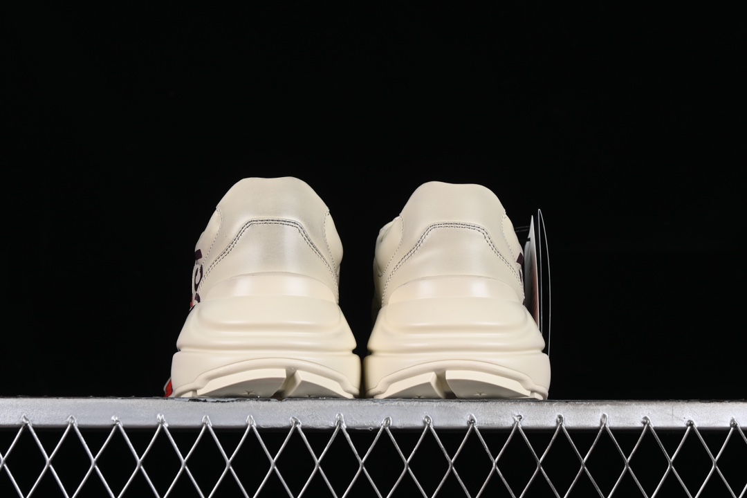 💰600渠道原装订单 Gucci Rhyton Vintage Trainer Sneaker 古驰老爹5D皮革角状复古慢跑鞋 A9L009522
#原装套装配件官方同源 全套专柜包装物及配件 右脚鞋舌和外盒标嵌入核心防伪芯片装置
#意大利手工代工厂原楦 原面小牛皮,内里小羊皮同源出厂定制真丝绸防尘鞋套袋
#原装雪梨形超软沙绒纸团 细节制造精品 专柜一致双透明贴标,尺码+长度。说明书单独贴附在外盒标上
#原装代工底厂数据复模,配比还原度98%,回弹MD中底,加耐磨TPR耐磨外底(抗磨缓震)
尺码:35 36 37 38 39 40 41 42 43 44 MBJ0