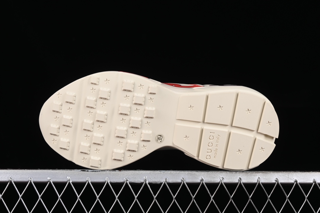💰600渠道原装订单 Gucci Rhyton Vintage Trainer Sneaker 古驰老爹5D皮革角状复古慢跑鞋 A9L009522
#原装套装配件官方同源 全套专柜包装物及配件 右脚鞋舌和外盒标嵌入核心防伪芯片装置
#意大利手工代工厂原楦 原面小牛皮,内里小羊皮同源出厂定制真丝绸防尘鞋套袋
#原装雪梨形超软沙绒纸团 细节制造精品 专柜一致双透明贴标,尺码+长度。说明书单独贴附在外盒标上
#原装代工底厂数据复模,配比还原度98%,回弹MD中底,加耐磨TPR耐磨外底(抗磨缓震)
尺码:35 36 37 38 39 40 41 42 43 44 MBJ0