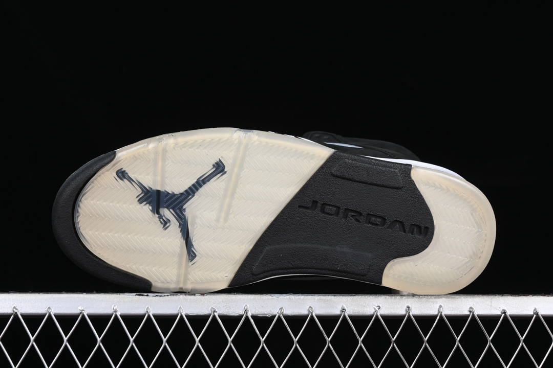 特价🉐️💰240纯原
Air Jordan 5 Retro "Oreo" AJ5 乔5水泥灰 CT4838-011
尺码：43 44 44.5 45 46 3TE5