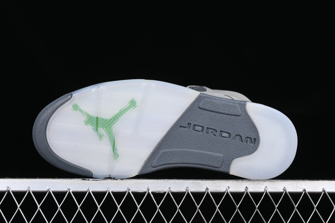特价🉐️💰240纯原
Air Jordan 5 "Green Bean" AJ5 乔5银绿色 DM9014-003
#鞋款以银灰色为主色调,后跟LOGO,鞋带扣,内衬,两侧的鲨鱼齿,加上鞋底的jump man 都采用了荧光绿作为搭配。
#鞋身整体银灰色调都采用了3M反光材质。在夜晚也提高了该配色的辨识度。
尺码:40.5 41 42 42.5 43 44 44.5 45 46 47.5 3TE5