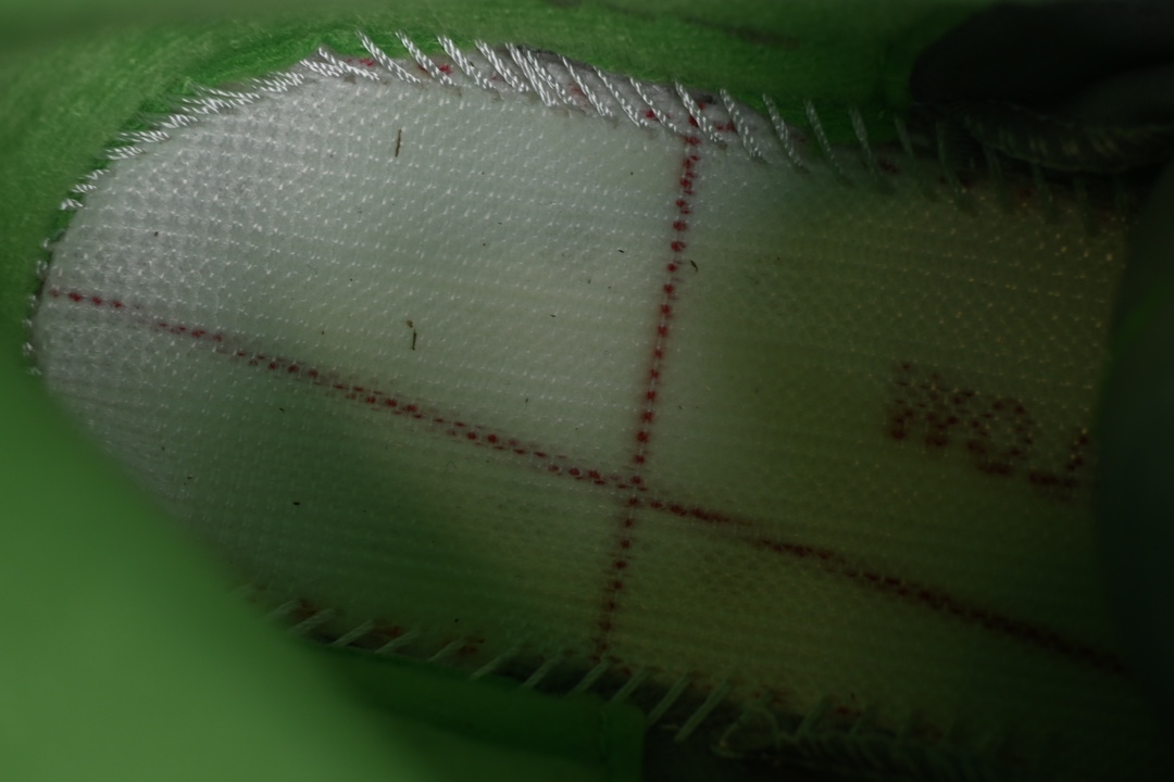 特价🉐️💰240纯原
Air Jordan 5 "Green Bean" AJ5 乔5银绿色 DM9014-003
#鞋款以银灰色为主色调,后跟LOGO,鞋带扣,内衬,两侧的鲨鱼齿,加上鞋底的jump man 都采用了荧光绿作为搭配。
#鞋身整体银灰色调都采用了3M反光材质。在夜晚也提高了该配色的辨识度。
尺码:40.5 41 42 42.5 43 44 44.5 45 46 47.5 3TE5