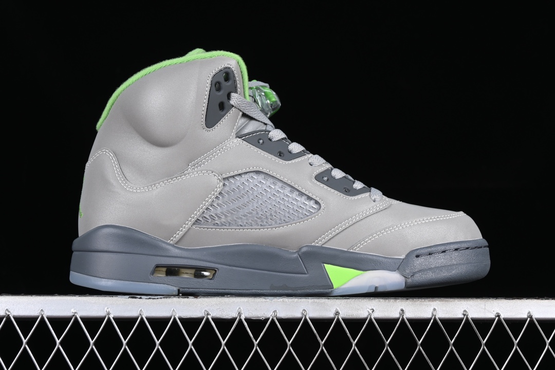 特价🉐️💰240纯原
Air Jordan 5 "Green Bean" AJ5 乔5银绿色 DM9014-003
#鞋款以银灰色为主色调,后跟LOGO,鞋带扣,内衬,两侧的鲨鱼齿,加上鞋底的jump man 都采用了荧光绿作为搭配。
#鞋身整体银灰色调都采用了3M反光材质。在夜晚也提高了该配色的辨识度。
尺码:40.5 41 42 42.5 43 44 44.5 45 46 47.5 3TE5