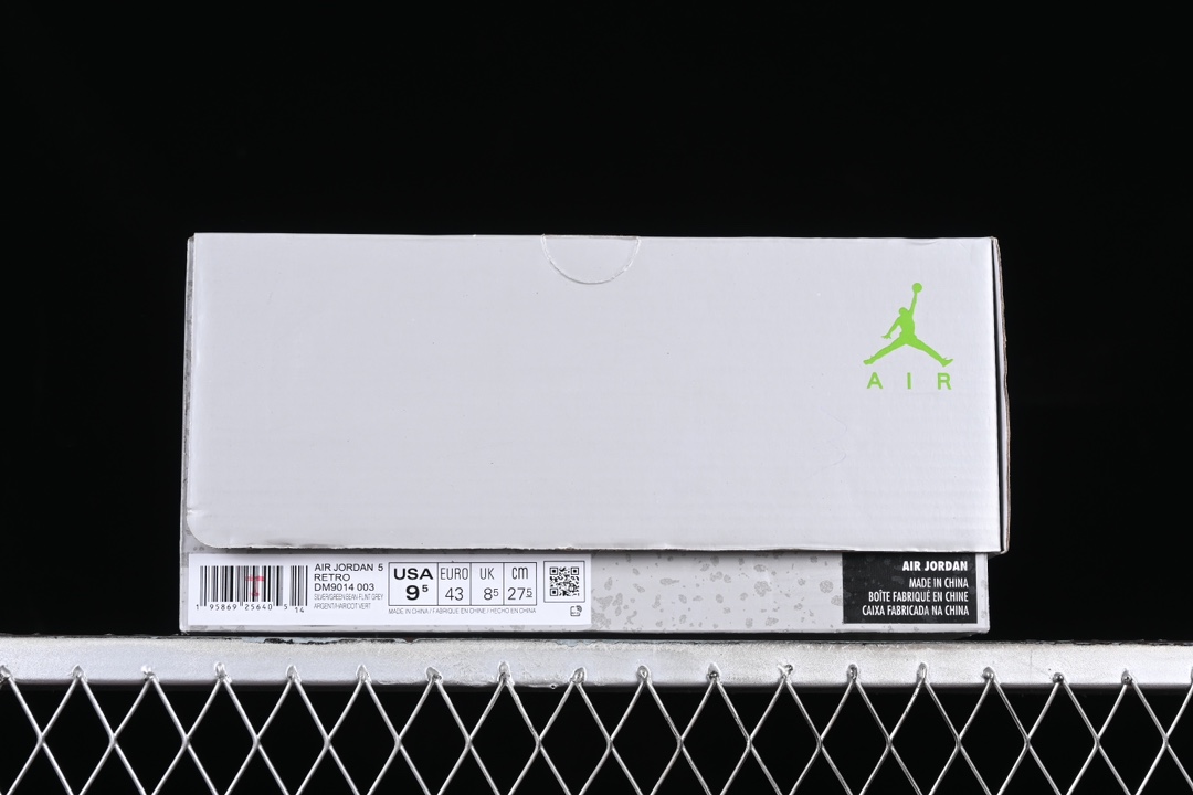 特价🉐️💰240纯原
Air Jordan 5 "Green Bean" AJ5 乔5银绿色 DM9014-003
#鞋款以银灰色为主色调,后跟LOGO,鞋带扣,内衬,两侧的鲨鱼齿,加上鞋底的jump man 都采用了荧光绿作为搭配。
#鞋身整体银灰色调都采用了3M反光材质。在夜晚也提高了该配色的辨识度。
尺码:40.5 41 42 42.5 43 44 44.5 45 46 47.5 3TE5