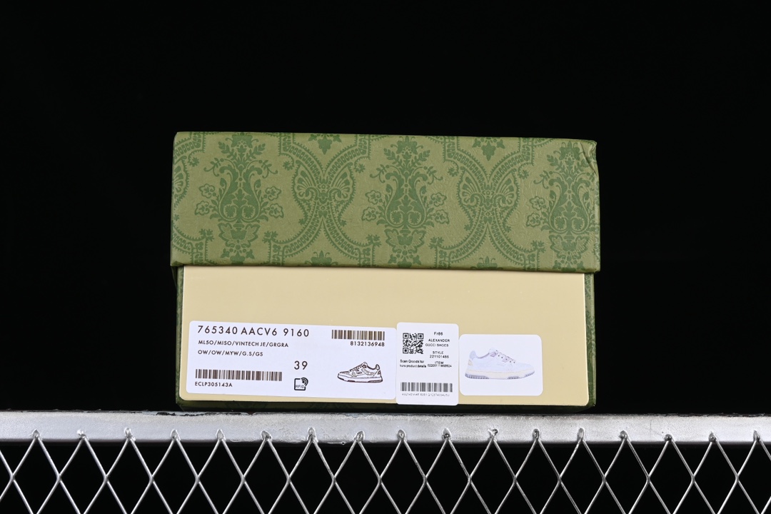 💰460纯原
Gucci 2023 古驰新款复古休闲运动鞋 AACV69160
#原版购入开发 精致小巧的互扣式双G标识浪漫诠释此系列的美学理念。选用米白色皮革,复古灵感巧妙融于运动鞋设计,ms焕新演绎品牌标识。
#配送专柜精美包装 采用原版定制进口头层牛皮面料 定制进口透气网里内里 原版开模双色TPU大底 底厚增高4CM
尺码:35 36 37 38 39 40 T.E5
