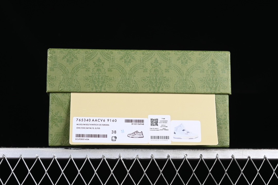 💰480纯原
Gucci 2023 古驰新款高帮复古休闲运动鞋 AACV69160
#原版购入开发 精致小巧的互扣式双G标识浪漫诠释此系列的美学理念。选用米白色皮革,复古灵感巧妙融于运动鞋设计,ms焕新演绎品牌标识。
#配送专柜精美包装 采用原版定制进口头层牛皮面料 定制进口透气网里内里 原版开模双色TPU大底 底厚增高4CM
尺码:35 36 37 38 39 40 T.E5