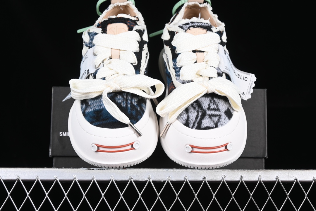 💰280纯原
SMILEREPUBLIC 檀健次 徐璐 程潇同款厚底开口笑帆布鞋
#系列以“SMILE”为灵感来源,捕捉潮流,主打柔软的帆布设计,有裁切的羊毛流苏与独特编织技艺
尺码:35 36 37 38 39 40 41 42 43 44 G.D4