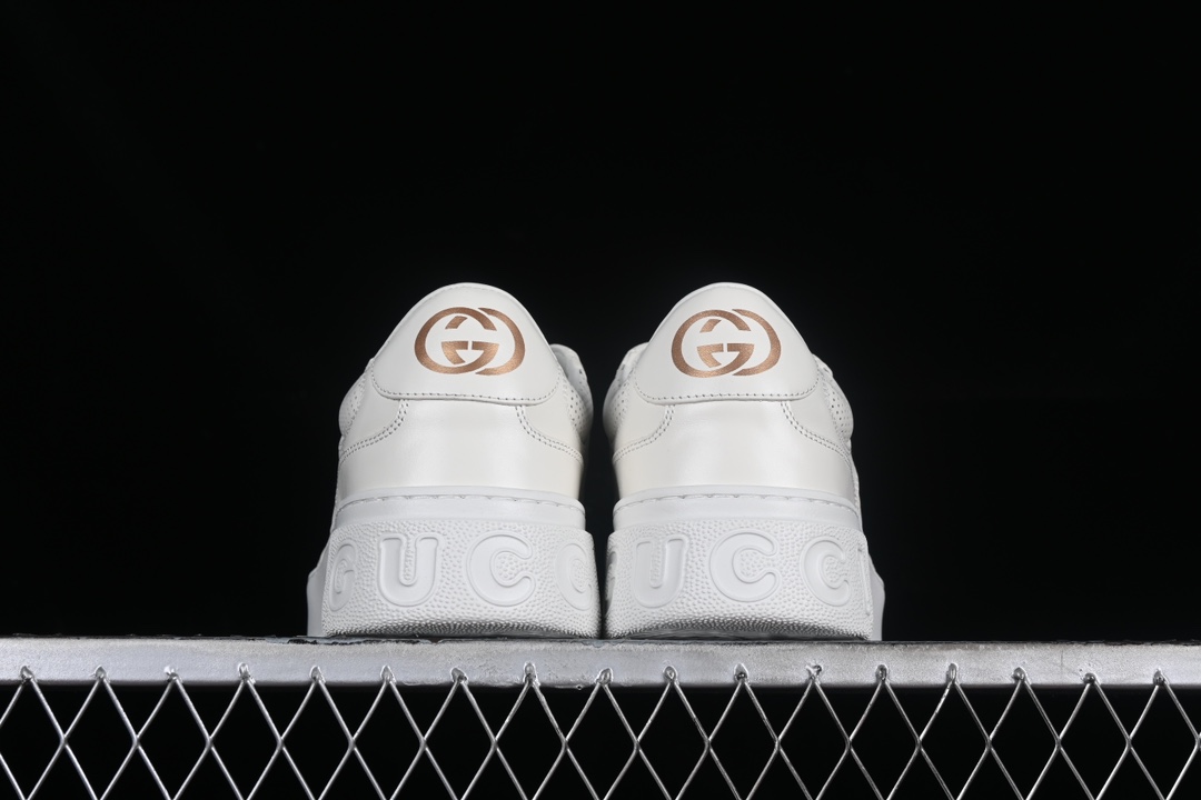 💰520渠道原装订单 Gucci Screener GG High-Top Sneaker 古驰饼干鞋 运动休闲鞋系列 UPG202866
#内置芯片 全套专柜包装物及配件 采用厚底结构,巧妙运用外观设计、配色和材质三重元素,展现出复古风范。别致的橡胶鞋底,搭配米色和乌木色经典GG帆布鞋身及同色调皮革滚边,突显时尚大气的品味。意大利进口超软小牛皮 同源出厂真丝绸防尘鞋套袋 原装ms雪梨形超软沙绒纸团 鞋底采用超软橡胶大底内外锁死工艺 最大限度弯折永不开胶,原鞋一致效果环保无味
尺码:35 36 37 38 39 40 41 42 43 44 MBJ0