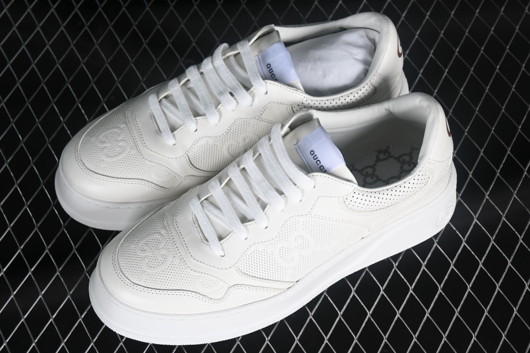 💰520渠道原装订单 Gucci Screener GG High-Top Sneaker 古驰饼干鞋 运动休闲鞋系列 UPG202866
#内置芯片 全套专柜包装物及配件 采用厚底结构,巧妙运用外观设计、配色和材质三重元素,展现出复古风范。别致的橡胶鞋底,搭配米色和乌木色经典GG帆布鞋身及同色调皮革滚边,突显时尚大气的品味。意大利进口超软小牛皮 同源出厂真丝绸防尘鞋套袋 原装ms雪梨形超软沙绒纸团 鞋底采用超软橡胶大底内外锁死工艺 最大限度弯折永不开胶,原鞋一致效果环保无味
尺码:35 36 37 38 39 40 41 42 43 44 MBJ0