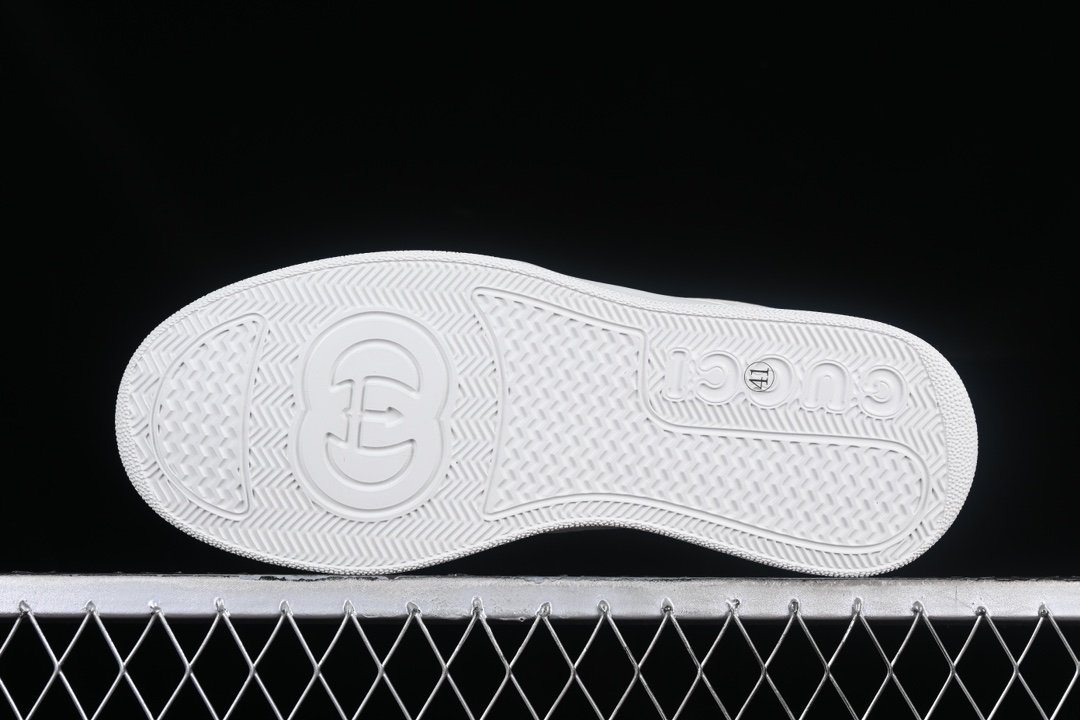💰520渠道原装订单 Gucci Screener GG High-Top Sneaker 古驰饼干鞋 运动休闲鞋系列 UPG202866
#内置芯片 全套专柜包装物及配件 采用厚底结构,巧妙运用外观设计、配色和材质三重元素,展现出复古风范。别致的橡胶鞋底,搭配米色和乌木色经典GG帆布鞋身及同色调皮革滚边,突显时尚大气的品味。意大利进口超软小牛皮 同源出厂真丝绸防尘鞋套袋 原装ms雪梨形超软沙绒纸团 鞋底采用超软橡胶大底内外锁死工艺 最大限度弯折永不开胶,原鞋一致效果环保无味
尺码:35 36 37 38 39 40 41 42 43 44 MBJ0