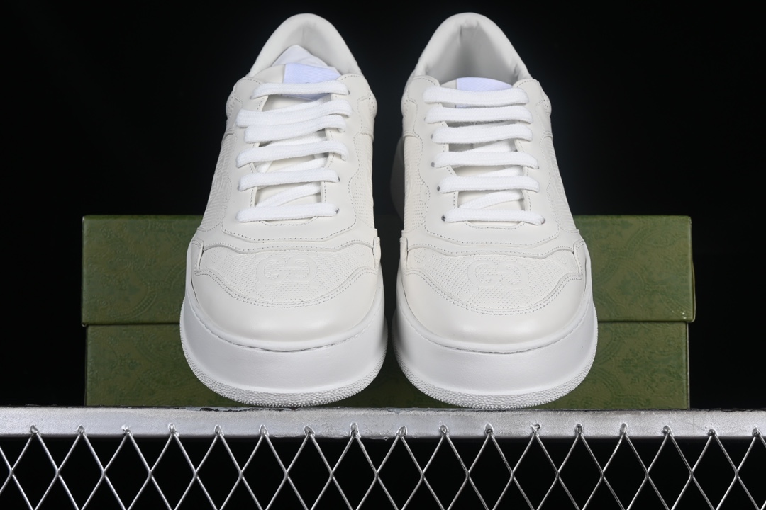 💰520渠道原装订单 Gucci Screener GG High-Top Sneaker 古驰饼干鞋 运动休闲鞋系列 UPG202866
#内置芯片 全套专柜包装物及配件 采用厚底结构,巧妙运用外观设计、配色和材质三重元素,展现出复古风范。别致的橡胶鞋底,搭配米色和乌木色经典GG帆布鞋身及同色调皮革滚边,突显时尚大气的品味。意大利进口超软小牛皮 同源出厂真丝绸防尘鞋套袋 原装ms雪梨形超软沙绒纸团 鞋底采用超软橡胶大底内外锁死工艺 最大限度弯折永不开胶,原鞋一致效果环保无味
尺码:35 36 37 38 39 40 41 42 43 44 MBJ0