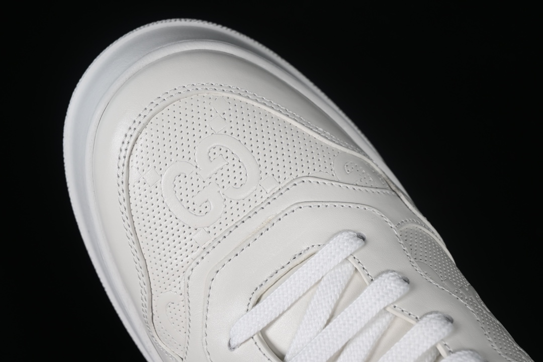 💰520渠道原装订单 Gucci Screener GG High-Top Sneaker 古驰饼干鞋 运动休闲鞋系列 UPG202866
#内置芯片 全套专柜包装物及配件 采用厚底结构,巧妙运用外观设计、配色和材质三重元素,展现出复古风范。别致的橡胶鞋底,搭配米色和乌木色经典GG帆布鞋身及同色调皮革滚边,突显时尚大气的品味。意大利进口超软小牛皮 同源出厂真丝绸防尘鞋套袋 原装ms雪梨形超软沙绒纸团 鞋底采用超软橡胶大底内外锁死工艺 最大限度弯折永不开胶,原鞋一致效果环保无味
尺码:35 36 37 38 39 40 41 42 43 44 MBJ0