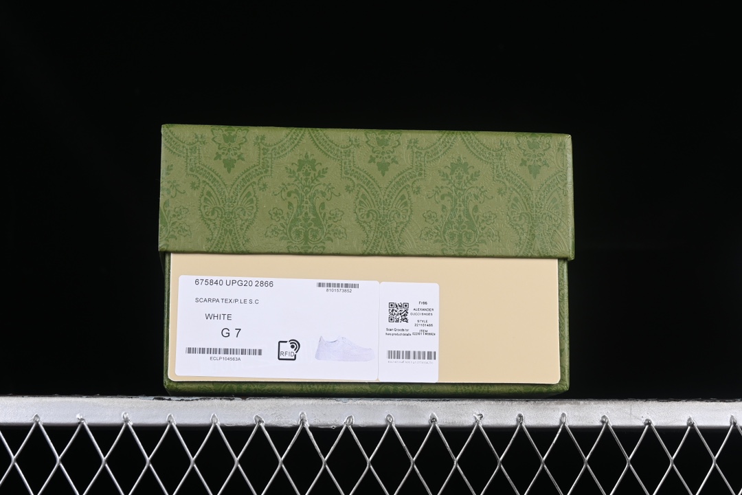 💰520渠道原装订单 Gucci Screener GG High-Top Sneaker 古驰饼干鞋 运动休闲鞋系列 UPG202866
#内置芯片 全套专柜包装物及配件 采用厚底结构,巧妙运用外观设计、配色和材质三重元素,展现出复古风范。别致的橡胶鞋底,搭配米色和乌木色经典GG帆布鞋身及同色调皮革滚边,突显时尚大气的品味。意大利进口超软小牛皮 同源出厂真丝绸防尘鞋套袋 原装ms雪梨形超软沙绒纸团 鞋底采用超软橡胶大底内外锁死工艺 最大限度弯折永不开胶,原鞋一致效果环保无味
尺码:35 36 37 38 39 40 41 42 43 44 MBJ0