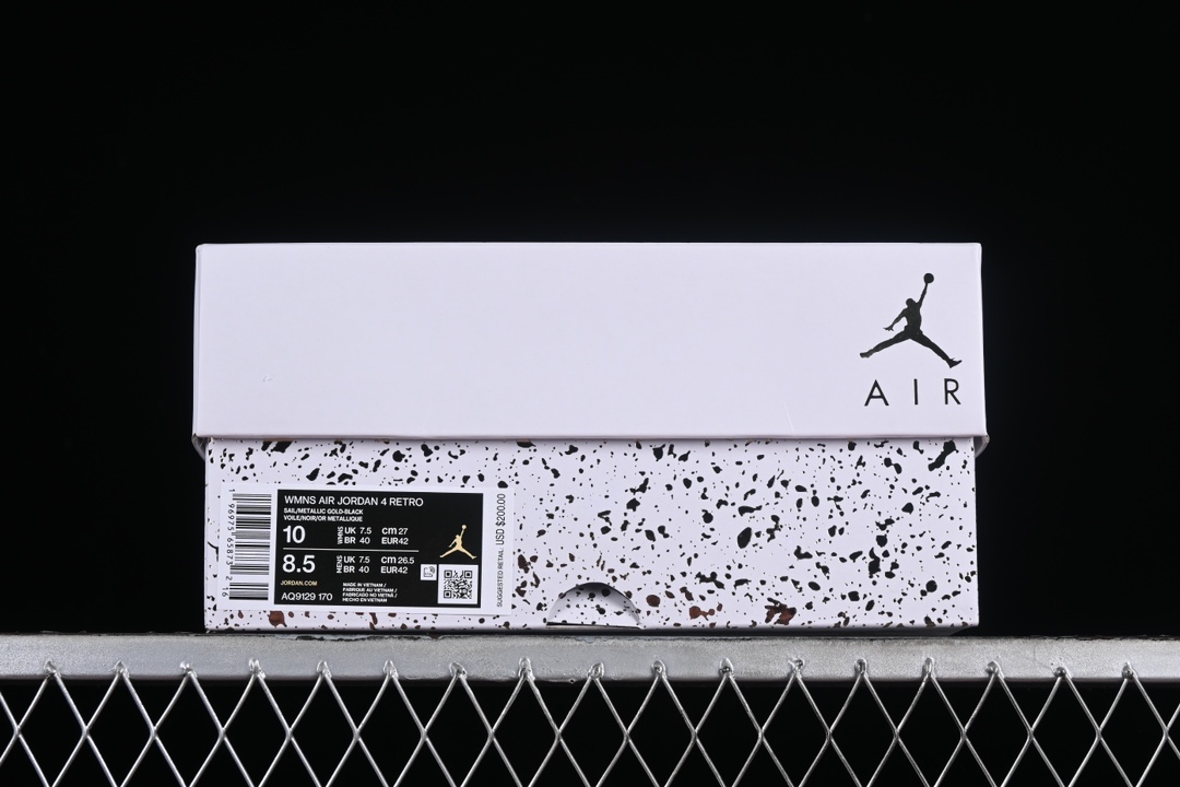 💰280公司级💰380纯原
Air Jordan 4 Retro "Metallic Gold" AJ4 乔4米白金 AQ9129-170
#整体采用大面积白色皮革覆面,金扣点缀,有点儿 OW x Air Jordan 4 的味道了。鞋舌处的飞人 Logo 以压印形式呈现,而非传统的贴布。
尺码:36 36.5 37.5 38 38.5 39 40 40.5 41 42 42.5 43 44 44.5 45 46 47.5 LTD4