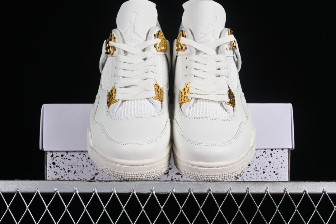 💰280公司级💰380纯原
Air Jordan 4 Retro "Metallic Gold" AJ4 乔4米白金 AQ9129-170
#整体采用大面积白色皮革覆面,金扣点缀,有点儿 OW x Air Jordan 4 的味道了。鞋舌处的飞人 Logo 以压印形式呈现,而非传统的贴布。
尺码:36 36.5 37.5 38 38.5 39 40 40.5 41 42 42.5 43 44 44.5 45 46 47.5 LTD4