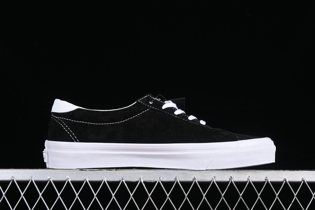 💰160纯原
Vans Premium Sport 73 范斯高阶支线 经典黑白麂皮低帮休闲板鞋 VN000CR1BA2
#该支线继承了Vault OG与安纳海姆复古的气质,并加入了可拆卸的鞋垫。鞋身以高档麂皮打造,小巧的T字鞋头拼接设计。搭配梭织唛“OFF THE WALL”鞋舌标也让它显得与众不同 同时米白大底包边和FLYING-V 字侧边条 使经典的复古风格让人眼前一亮。
尺码:35 36 36.5 37 38 38.5 39 40 40.5 41 42 42.5 43 44 M.C3